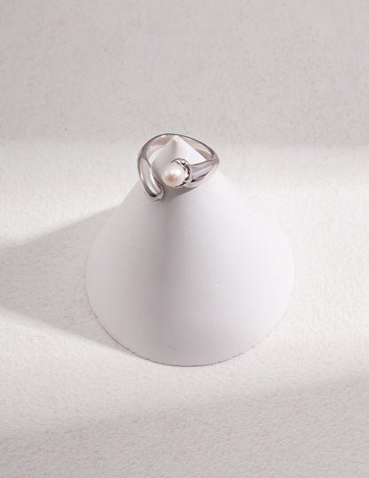 Sterling silver pearl ring Designed with natural elements, liquid silver slowly flows around the pearls, embellishing the fingers like the moon surrounded by stars.