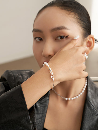 Liquid series, sterling silver pearl bracelet Water flows slowly, water drops. The design of the bracelet is derived from the dripping of water drops, which converge into a stream. Natural pearls are used to represent water drops