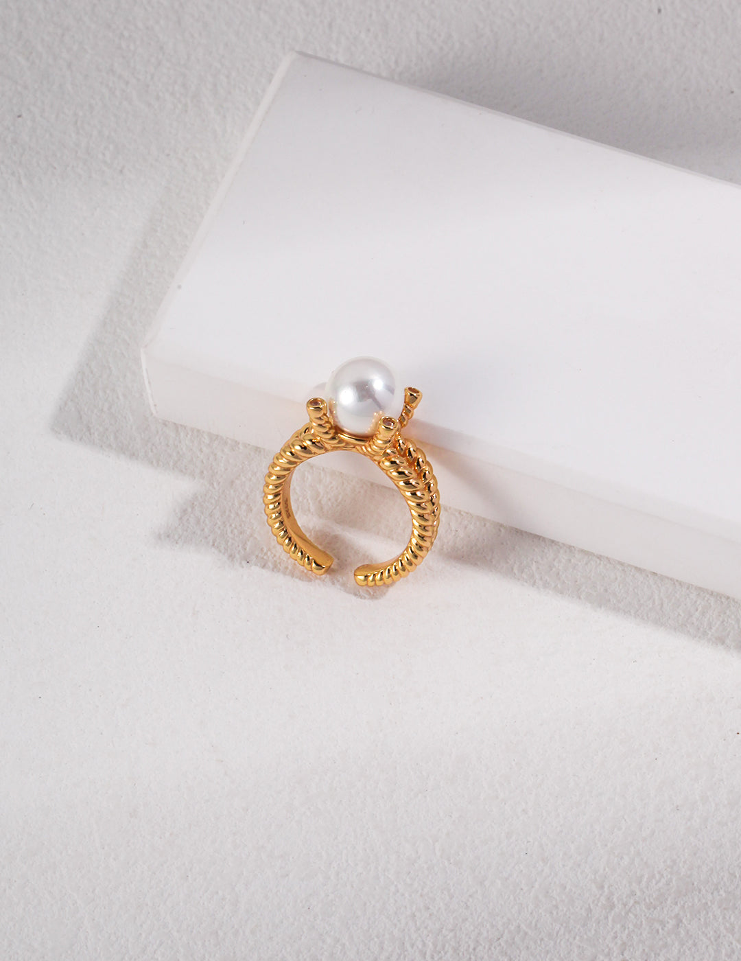 Fashionable pearl ring for autumn and winter