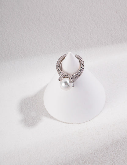 Fashionable pearl ring for autumn and winter