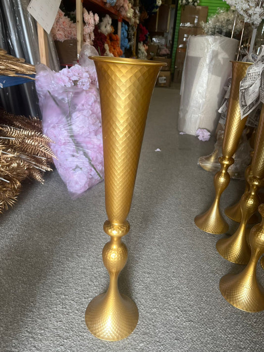 Golden scale pattern vase or path guide